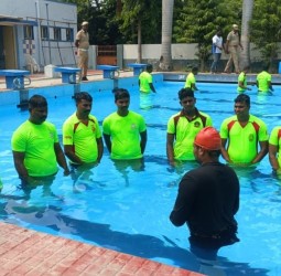 தீயணைப்பு வீரர்களுக்கு சிறப்பு நீச்சல் பயிற்சி