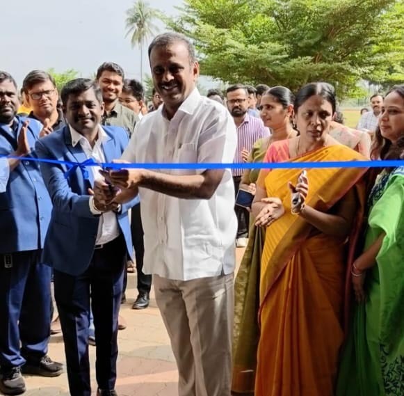 ஈரோடு ஆர்டி இண்டர்நேஷனல் பள்ளியில் நடைபெற்ற பல்கலைக்கழகக் கண்காட்சி