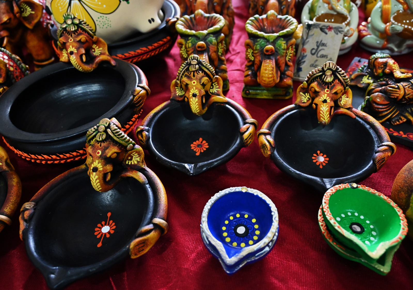 பூம்புகார் விற்பனையகத்தில் விளக்கு கண்காட்சி