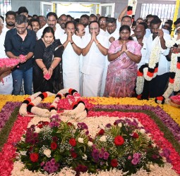 வீரபாண்டி ஆறுமுகம் 13வது ஆண்டு நினைவு தினத்தையொட்டி நேற்று அவரின் நினைவிடத்தில் அமைச்சர் ராஜேந்திரன் மலர் அஞ்சலி