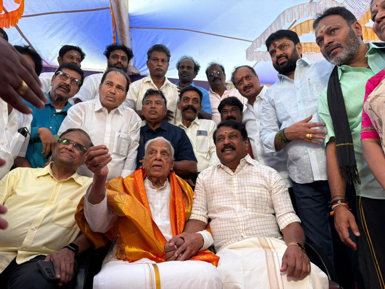 முன்னாள் அமைச்சர் ஹண்டே 99வது பிறந்தநாளில் மாநில பாஜக தலைவர் நயினார் நாகேந்திரன் சந்தித்து அவரிடம் வாழ்த்து