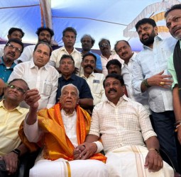 முன்னாள் அமைச்சர் ஹண்டே 99வது பிறந்தநாளில் மாநில பாஜக தலைவர் நயினார் நாகேந்திரன் சந்தித்து அவரிடம் வாழ்த்து