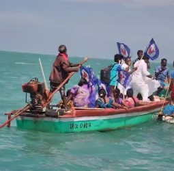 இனிப்புகள், வேட்டிகளை வழங்கி மீனவர் தினம் கொண்டாடிய தமிழ்நாடு மீனவர்