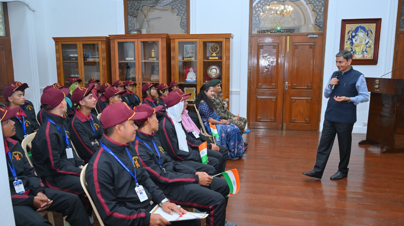 மணிப்பூரைச் சேர்ந்த மாணவர்கள் குழுவுடன் கவர்னர் ரவி