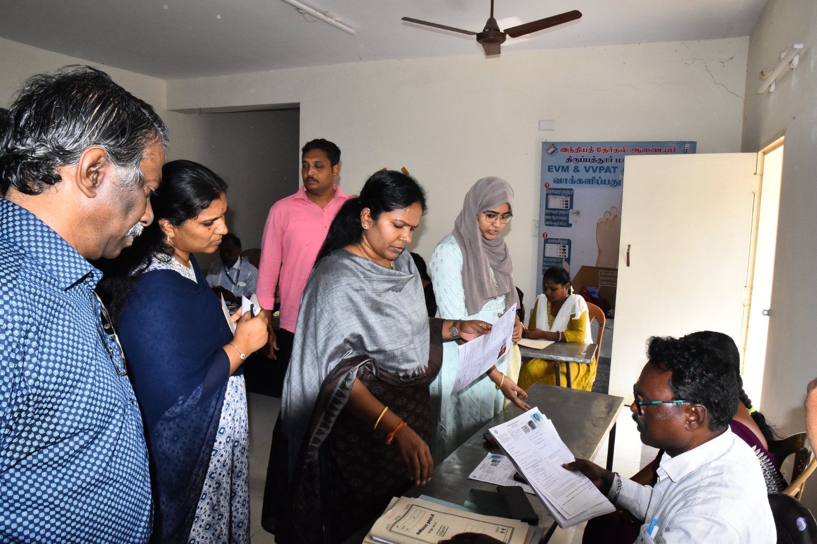 வாக்குச்சாவடி நிலை அலுவலர்களிடமிருந்து பெறப்படும் கணக்கீட்டு படிவங்களை பிஎல்ஓ செயலியில் பதிவு செய்யும் பணியை கலெக்டர் சிவசவுந்தரவல்லி பார்வை