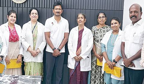 பிஹார் தொழிலாளிக்கு கை மாற்று அறுவை சிகிச்சை: மருத்துவர்களுக்கு துணை முதல்வர் நேரில் பாராட்டு