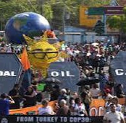 காலநிலை மாற்றத்தை கட்டுப்படுத்த உடனடி நடவடிக்கை வேண்டும் புதைபடிவ எரிபொருட்களுக்கு இறுதி ஊர்வலம் நடத்தி மக்கள் மாபெரும் போராட்டம்