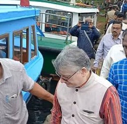 முல்லைப் பெரியாறு அணையை கண்காணிப்புக் குழுவினா் ஆய்வு