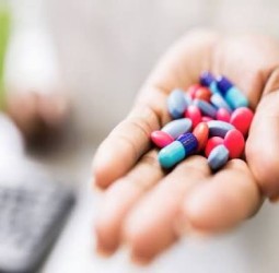 மாத்திரைகள் ஏன் பல நிறங்களில் இருக்கிறது?