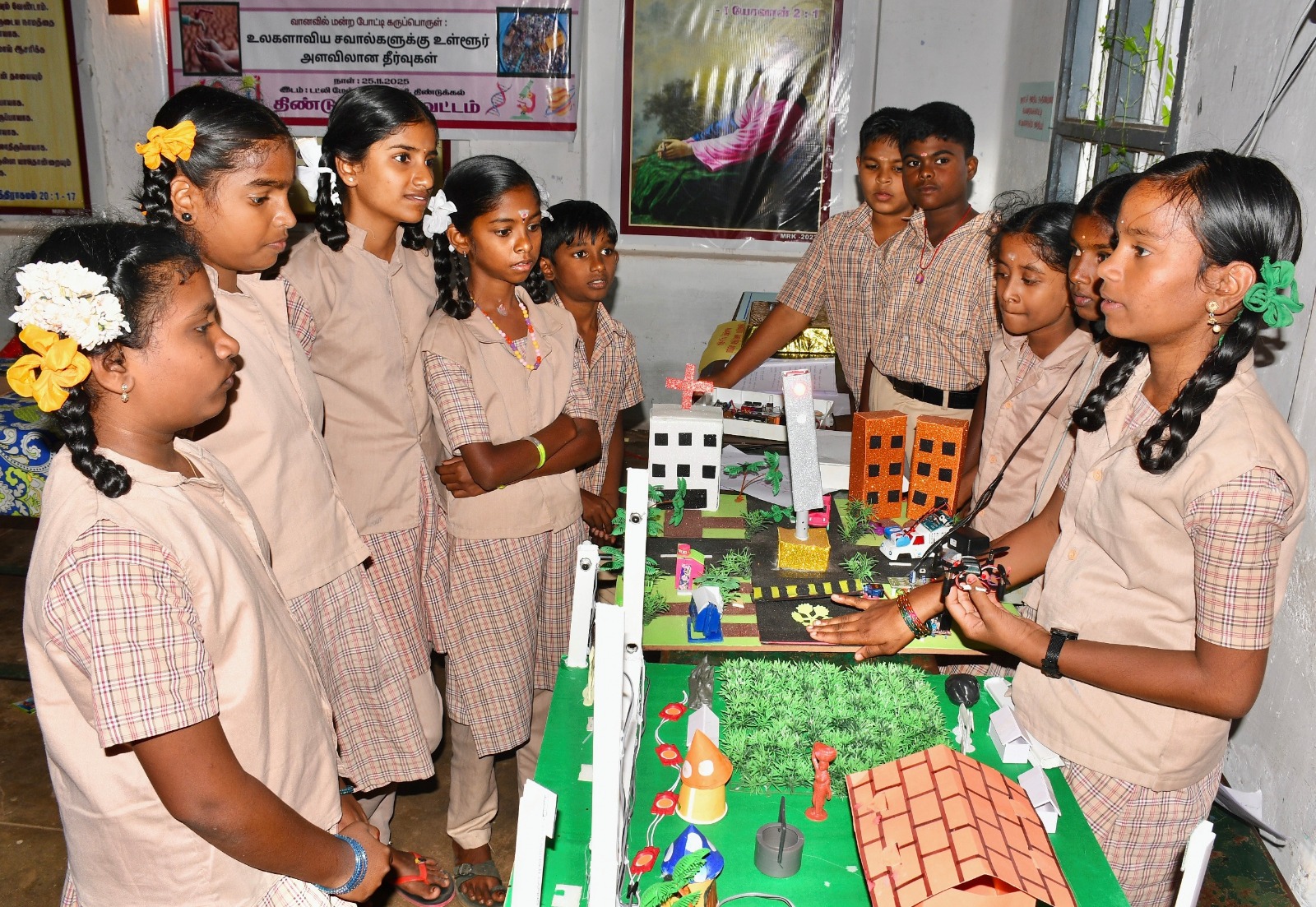 டட்லி மேல்நிலைப் பள்ளியில் பள்ளிக் கலவித்துறை சார்பில் மாவட்ட அளவிலான அறிவியல் கண்காட்சி