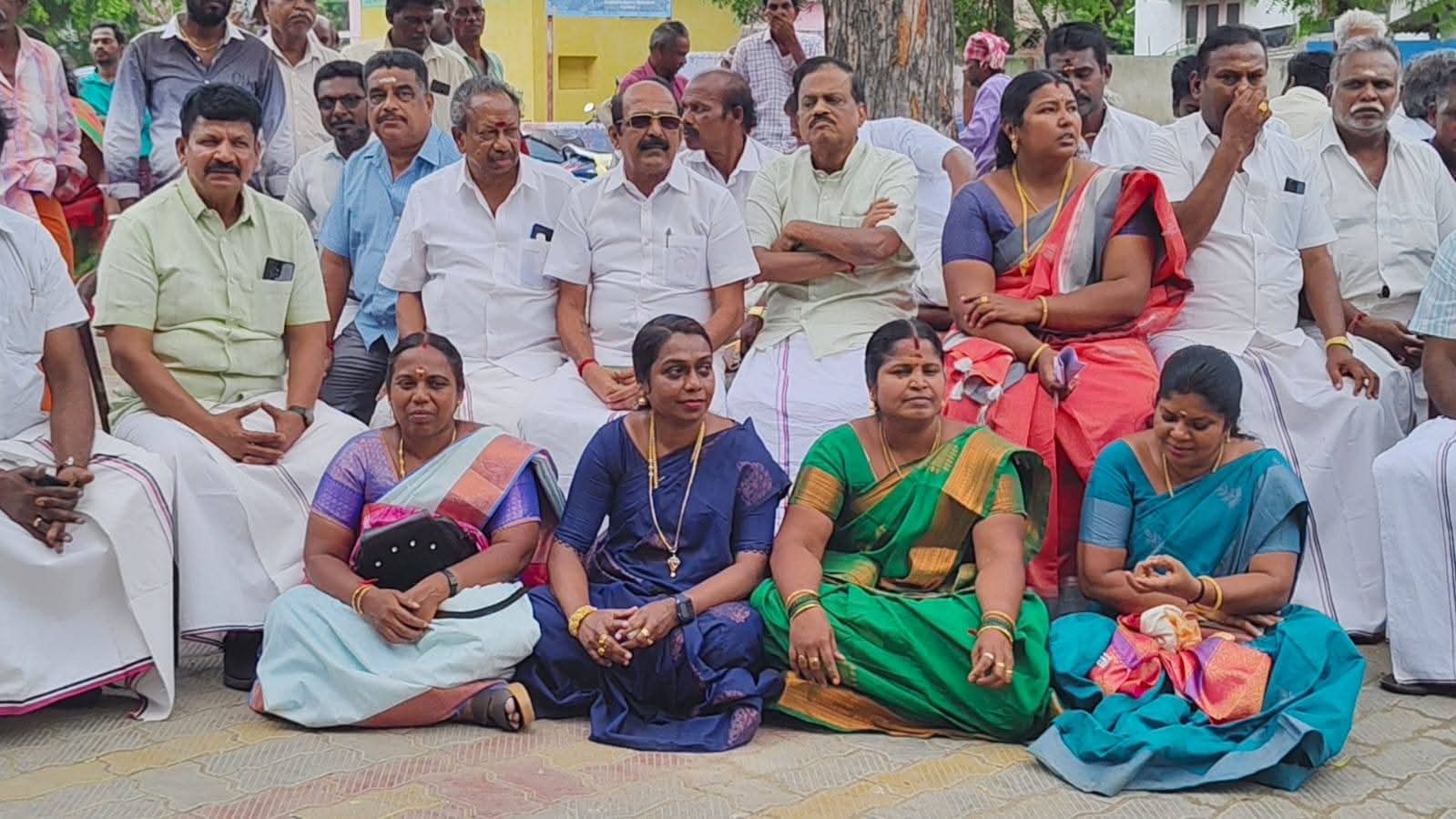 டாஸ்மாக் கடையை அப்புறப்படுத்த கேட்டு தளவாய் சுந்தரம் எம்எல்ஏ தலைமையில் கண்டன ஆர்ப்பாட்டம்