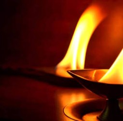 பூஜையின்போது கடைசியில் சாமிக்கு கற்பூர ஆரத்தி காட்டுவது ஏன்?