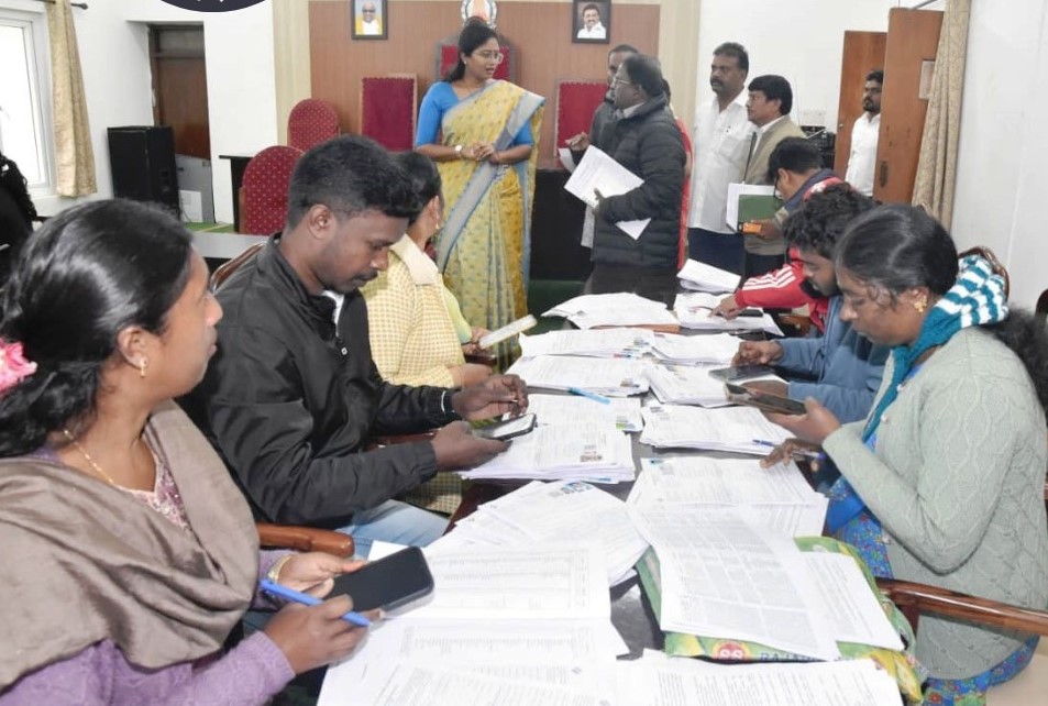 எஸ்ஐஆர் படிவங்கள் பதிவேற்றம் செய்யும் பணிகளை கலெக்டர் லட்சுமி பவ்யா தண்ணீரு ஆய்வு