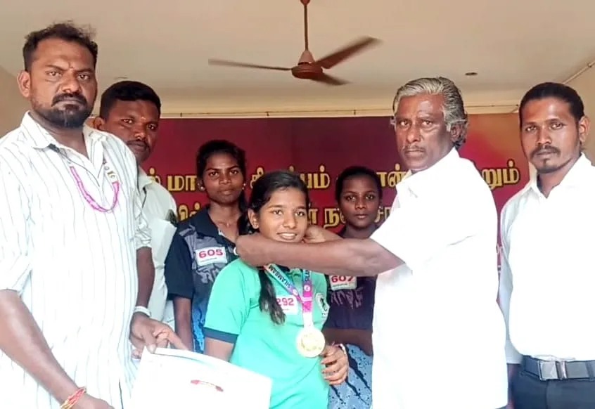 தனியார் மற்றும் அரசு பள்ளி மாணவர்களுக்கான சிலம்ப போட்டி