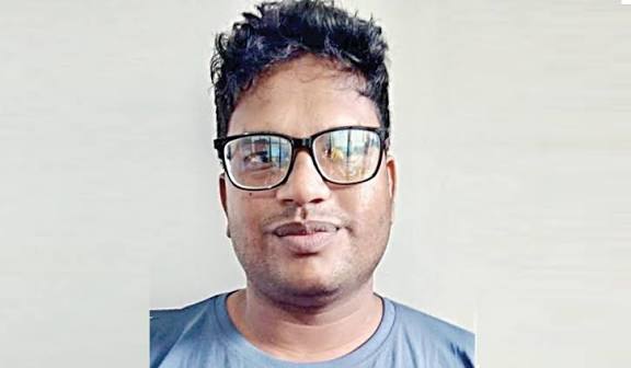 ராமேசுவரத்திலிருந்து மன்னாருக்கு படகில் சென்ற இலங்கை தொழிலதிபர் உட்பட 4 பேர் கடற்படையினரால் கைது