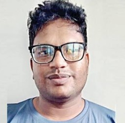 ராமேசுவரத்திலிருந்து மன்னாருக்கு படகில் சென்ற இலங்கை தொழிலதிபர் உட்பட 4 பேர் கடற்படையினரால் கைது