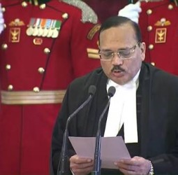 உச்ச நீதிமன்றத்தின் 53வது தலைமை நீதிபதியாக பதவியேற்றார் சூர்யகாந்த் ஜனாதிபதி திரவுபதி முர்மு பதவி பிரமாணம் செய்து வைத்தார்