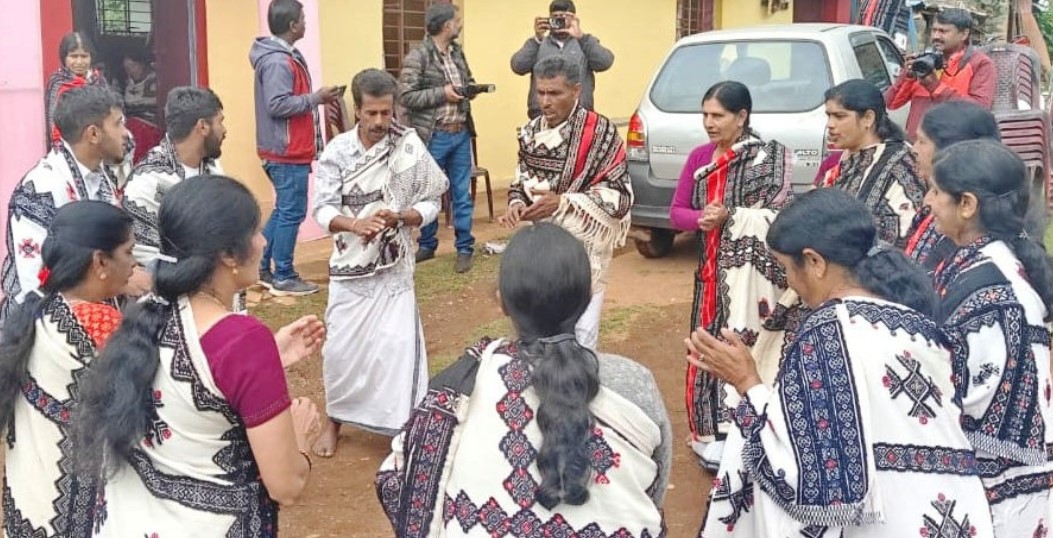 எஸ்ஐஆர் பணிகள் குறித்து தோடர் கலாச்சார நடனம் ஆடி வாக்காளர்களிடம் விழிப்புணர்வு