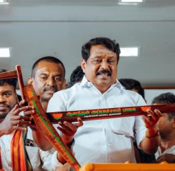 நயினார் நாகேந்திரனுக்கு மாவட்டத்தலைவர் ஆனந்தன் தலைமையில் உற்சாக வரவேற்பு