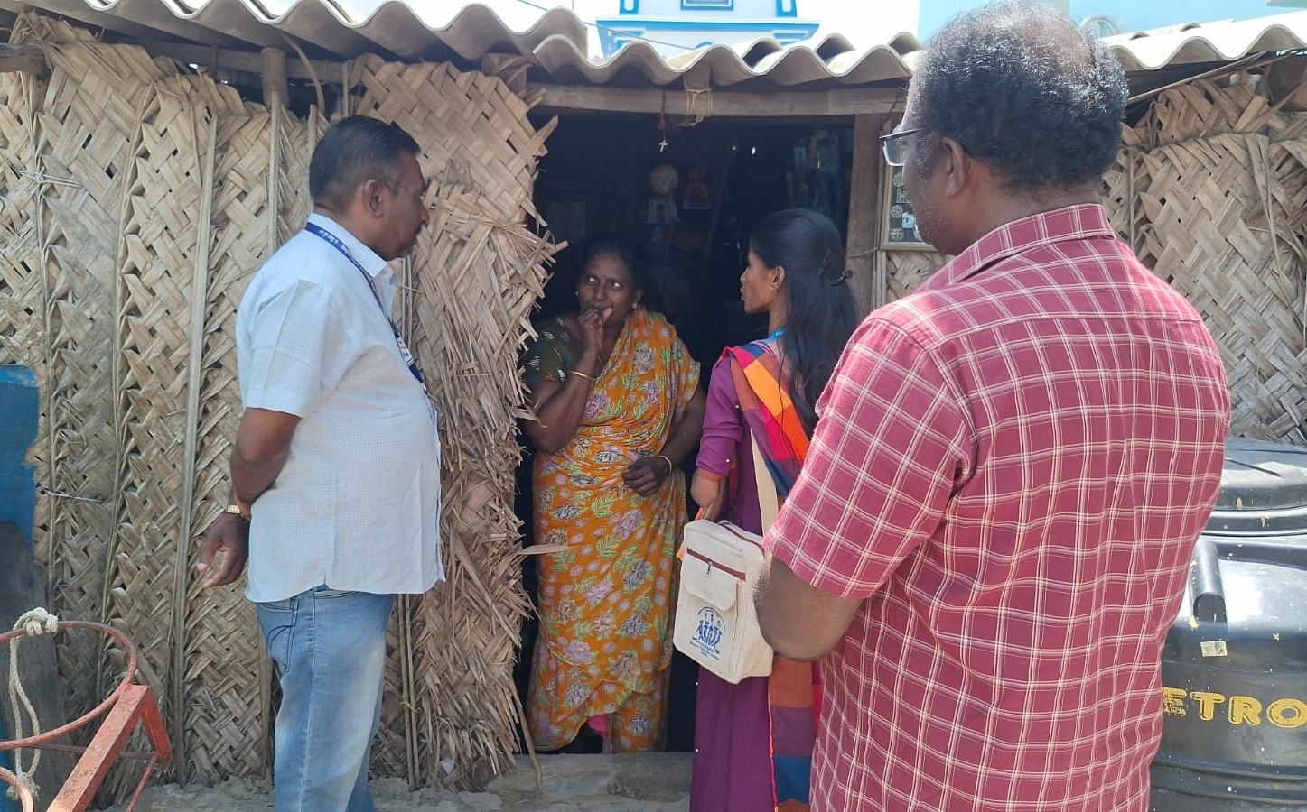 கடற்கரை கிராமத்தில் மத்திய கடல் மீன்வள ஆராய்ச்சி நிலைய பணியாளர்கள் வீடு வீடாக சென்று மீன்வள கணக்கெடுப்பு