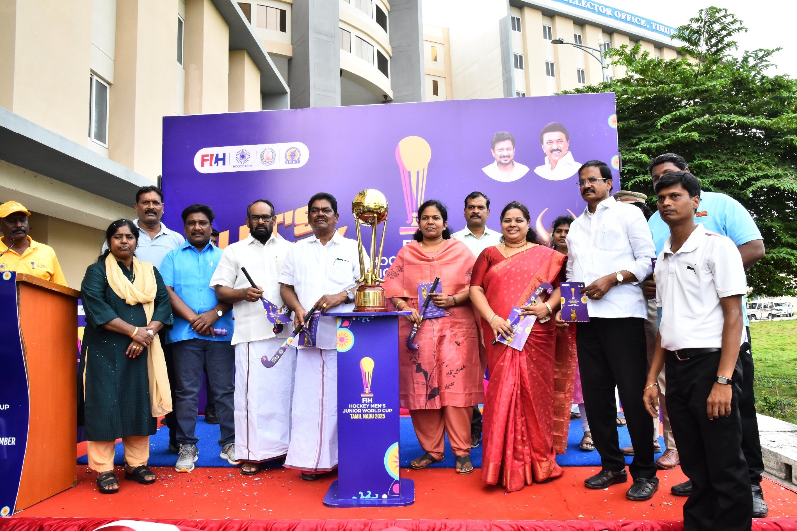 ஜூனியர் உலகக் கோப்பையை கலெக்டர் சிவசவுந்தரவல்லி வரவேற்று அறிமுகம் செய்த காட்சி.