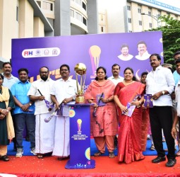 ஜூனியர் உலகக் கோப்பையை கலெக்டர் சிவசவுந்தரவல்லி வரவேற்று அறிமுகம் செய்த காட்சி.