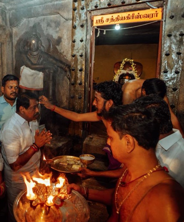 சத்தியகிரீஸ்வரர் கோவிலில் பாஜக தலைவர் நயினார்நாகேந்திரன் சாமி தரிசனம்