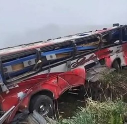 ஈக்வடாா்: பேருந்து விபத்தில் 21 போ் உயிரிழப்பு