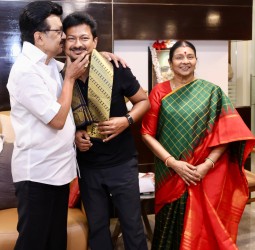 உதயநிதிக்கு முதல்வர் ஸ்டாலின் முத்தமிட்டு பிறந்தநாள் வாழ்த்து