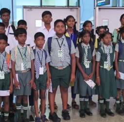 மாணவர்களின் விமான கனவை   நனவாக்கிய தலைமை ஆசிரியர்