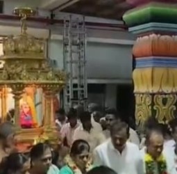 உதயநிதி பிறந்தநாளையொட்டி திமுக நிர்வாகிகள் தங்கத் தேர் இழுத்து வழிபட்டனர்