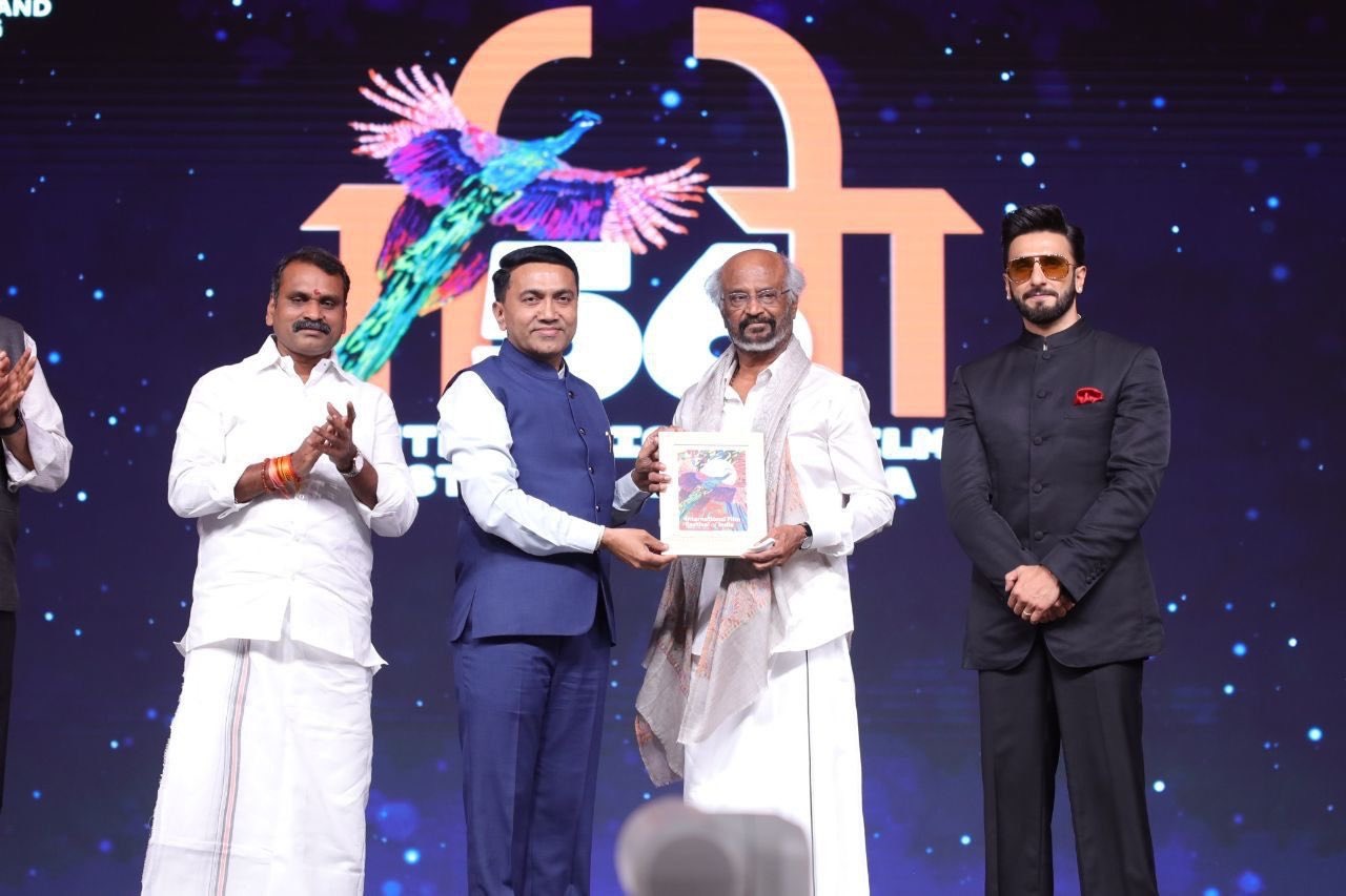 நடிகர் ரஜினிகாந்த் 50 ஆண்டு கால கலைச்சேவையைப் பாராட்டி, சர்வதேச திரைப்பட அமைப்பு விருது