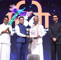 நடிகர் ரஜினிகாந்த் 50 ஆண்டு கால கலைச்சேவையைப் பாராட்டி, சர்வதேச திரைப்பட அமைப்பு விருது