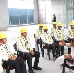 மும்பை -–ஆமதாபாத் புல்லட் ரெயில்: பிரதமர் மோடி நேரில் ஆய்வு