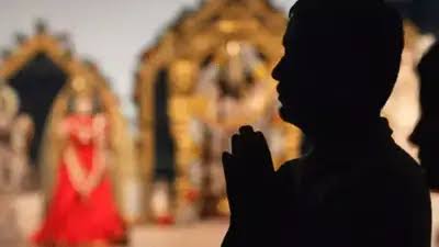 கோவிலுக்கு சென்று இறைவனை வழிபடுவது ஏன் தெரியுமா?