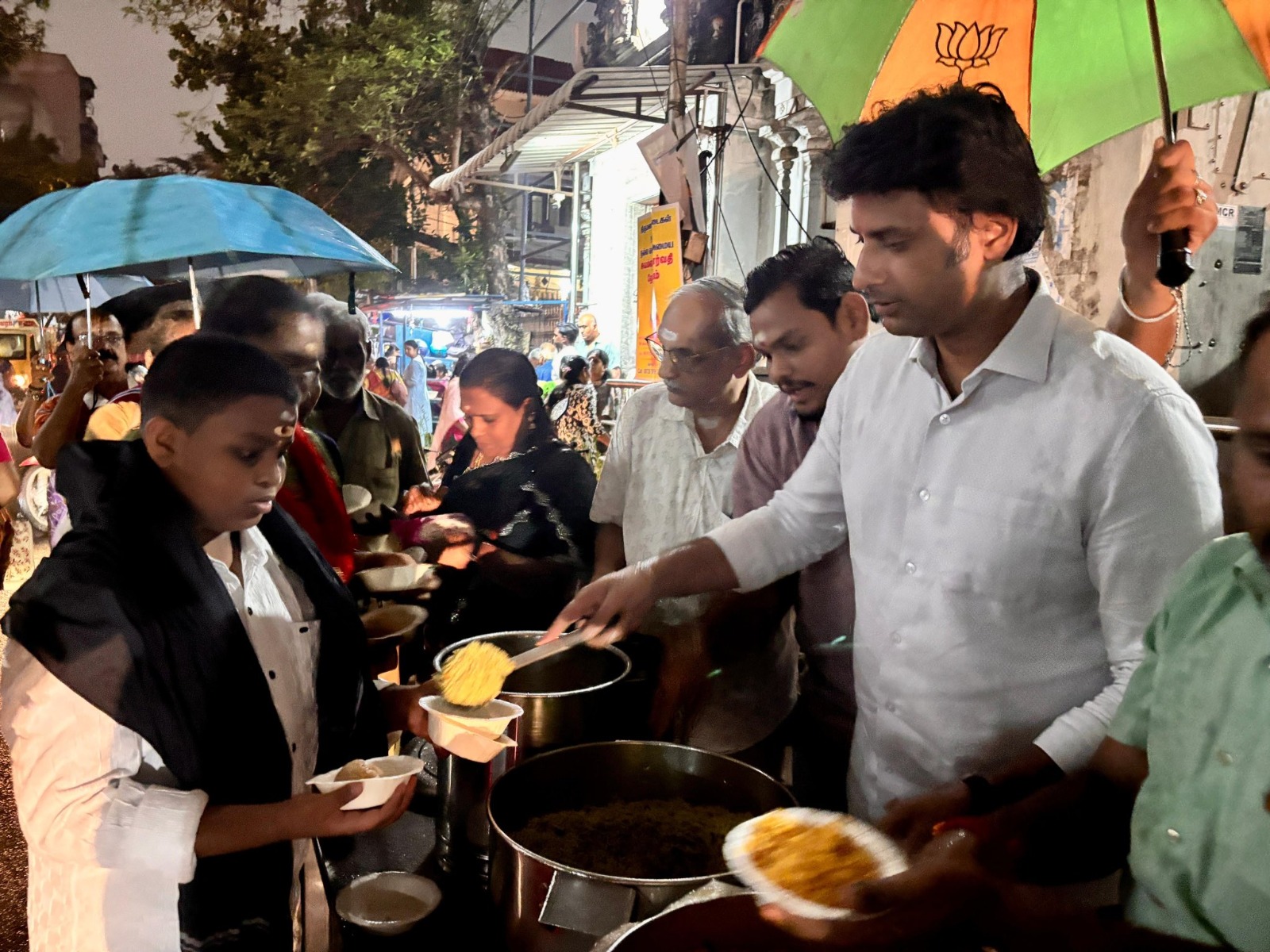 பக்தர்களுக்கு பாஜக சார்பில் மாநில செயலாள ர் வினோஜ் செல்வம் அன்னதானம்