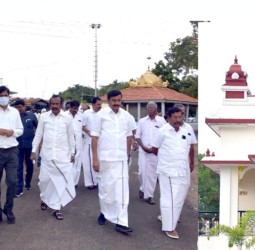 தீரன் சின்னமலை மணிமண்டபத்தில் அமைந்துள்ள அவரது திருவுருவச்சிலையினை அமைச்சர்கள் முத்துசாமி, சுவாமிநாதன் பார்வை