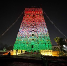 ஆதிகும்பேஸ்வரர் கோவில் ராஜகோபுரம் தேசியக் கொடியின் 3 வண்ணங்களில் ஒளிரும் வகையில் மின்விளக்குகள்