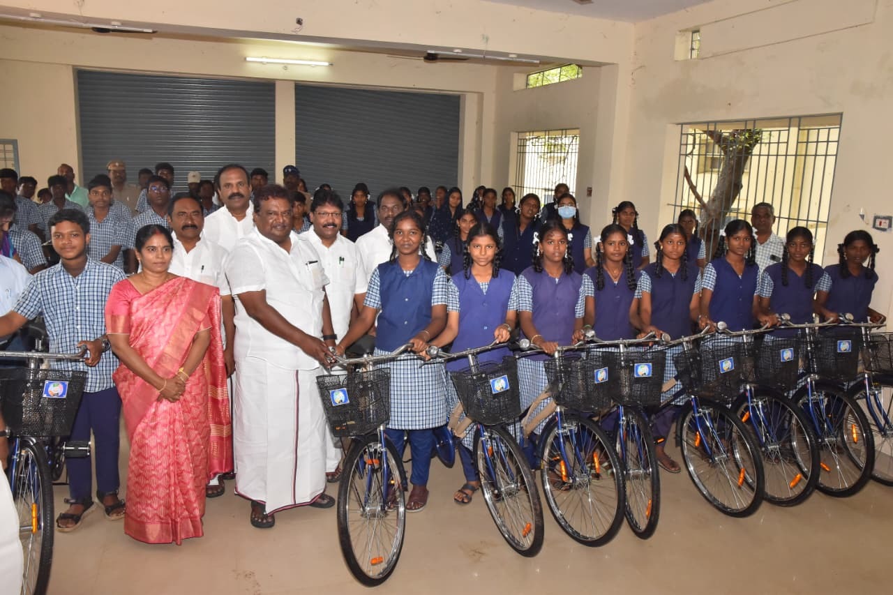 பெரம்பலூர் அரசு மேல்நிலைப் பள்ளயில் மாணவ- மாணவிகளுக்கு நேற்று விலையில்லா சைக்கிள்