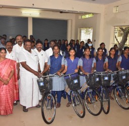 பெரம்பலூர் அரசு மேல்நிலைப் பள்ளயில் மாணவ- மாணவிகளுக்கு நேற்று விலையில்லா சைக்கிள்