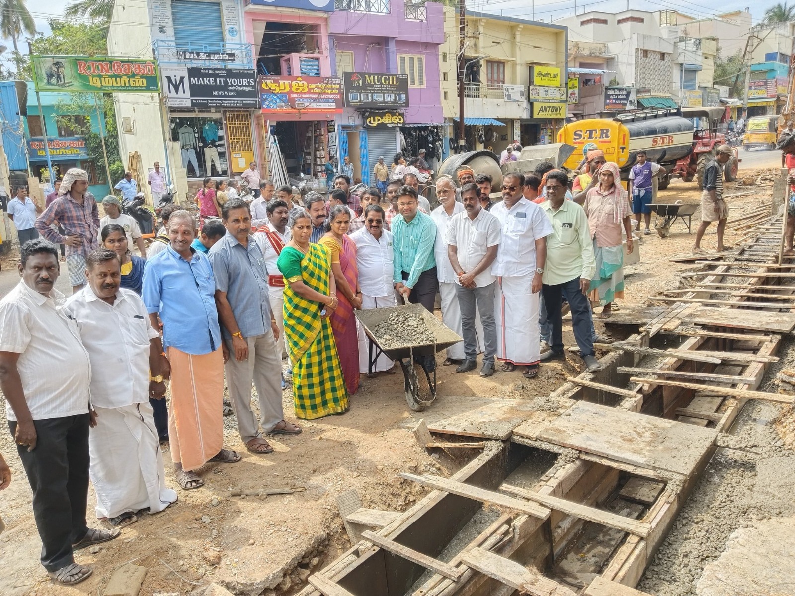 சாலையின் இருபுறமும் ரூ1.93 கோடி மதிப்பீட்டில் நடைபாதை அமைக்கும் பணி