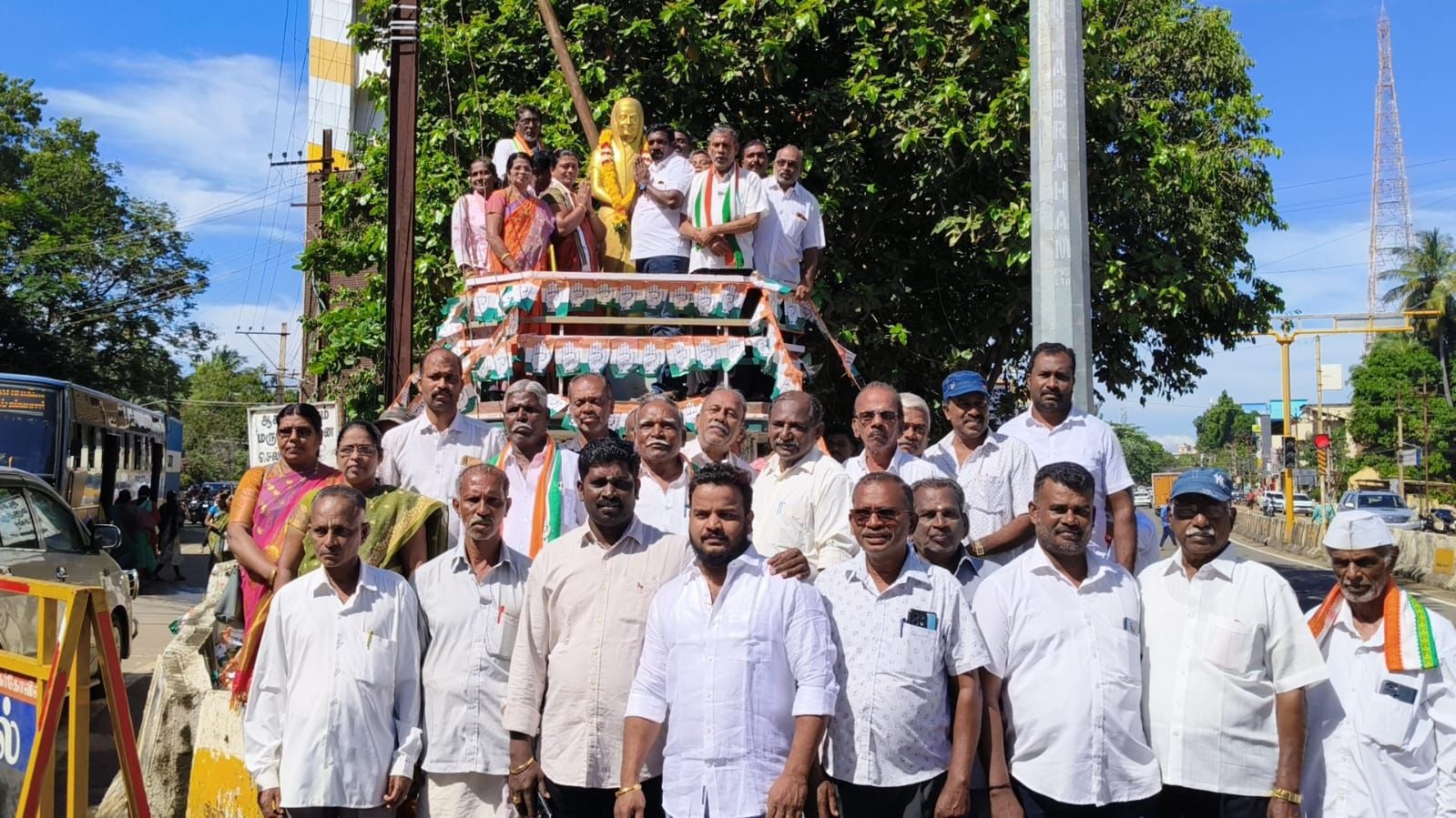 முன்னாள் பாரத பிரதமர் இந்திரா 108 வது பிறந்த நாளையொட்டி மாலை அணிவித்து மரியாதை