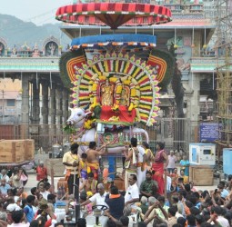 கண்ணாடி ரிஷிப வாகனத்தில் சந்திரசேகரர் , பக்தர்களுக்கு அருள்பாலித்தார்