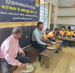 கன்னியாகுமரி மாவட்ட முதன்மைக் கல்வி அலுவலர் பிரின்ஸ் ஆரோக்கிய ராஜ் வல்லவன் காலை உணவுத் திட்டத்தை ஆய்வு