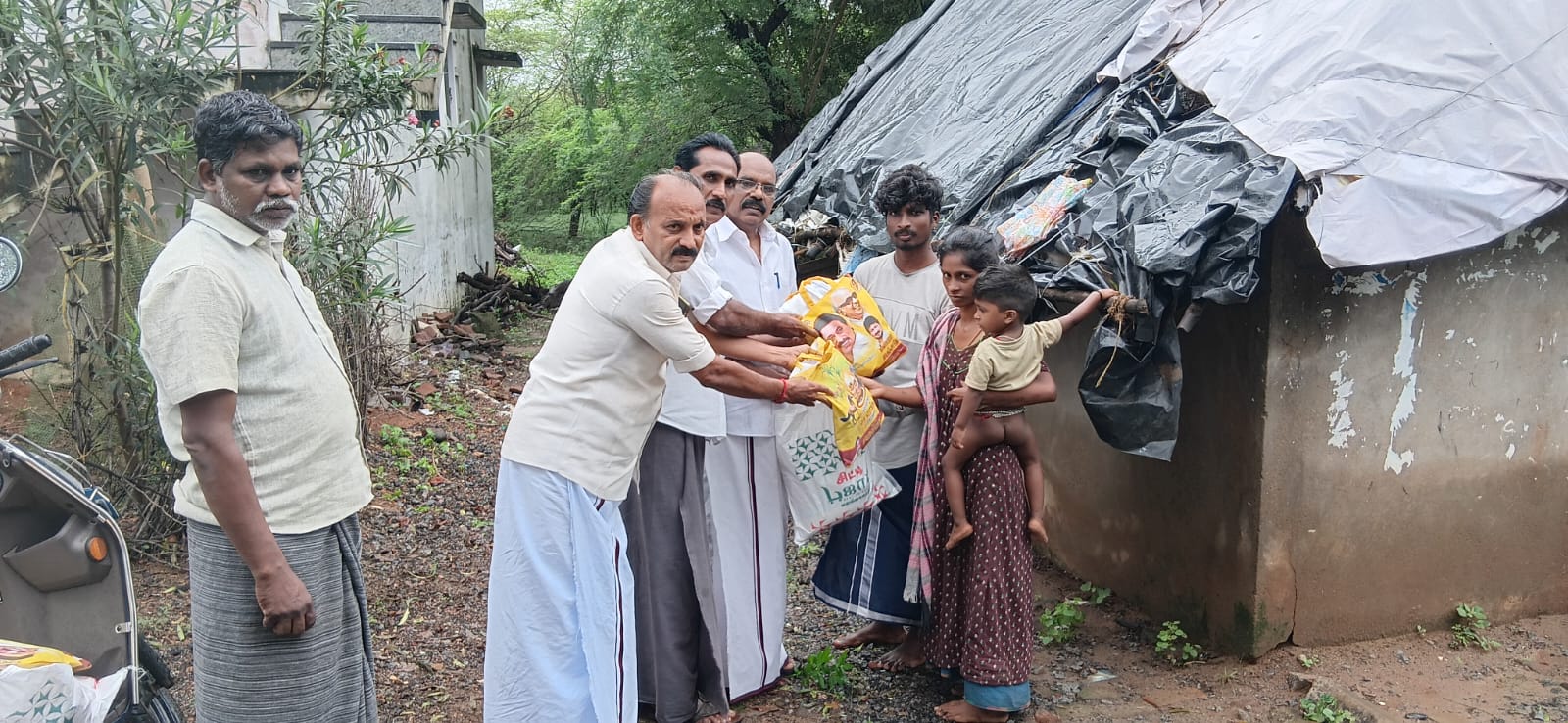 வலங்கைமான் பேரூராட்சி 14- வது வார்டில் வீடு இடிந்த 2 குடும்பத்தினர்களுக்கு பேரூர் திமுக சார்பில் நிவாரண பொருட்கள் உதவி