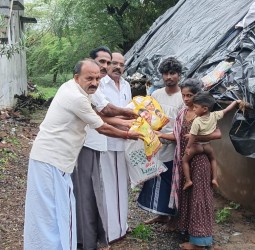 வலங்கைமான் பேரூராட்சி 14- வது வார்டில் வீடு இடிந்த 2 குடும்பத்தினர்களுக்கு பேரூர் திமுக சார்பில் நிவாரண பொருட்கள் உதவி