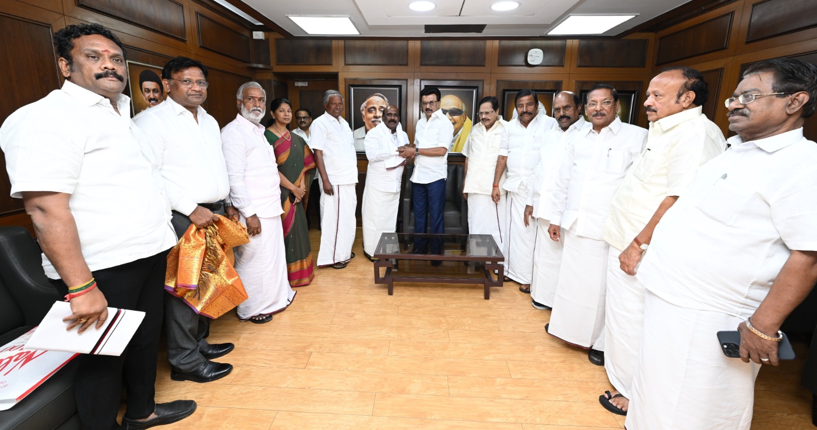 ஆலங்குளம் தொகுதி எம்எல்ஏ வழக்கறிஞர் பால் மனோஜ் பாண்டியன் மற்றும் மூத்த வழக்கறிஞர் அப்துல் சலீம் ஆகியோர் நேற்று தி.மு.க.வில் இணைந்தனர்