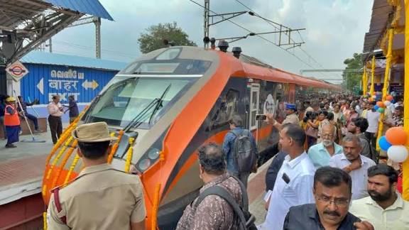 எர்ணாகுளம் டூ பெங்களூரு: 3 மாநிலங்களை இணைக்கும் வந்தே பாரத் ரயில்.. கோவையில் பயணிகள் உற்சாக வரவேற்பு!