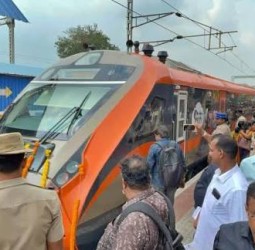 எர்ணாகுளம் டூ பெங்களூரு: 3 மாநிலங்களை இணைக்கும் வந்தே பாரத் ரயில்.. கோவையில் பயணிகள் உற்சாக வரவேற்பு!