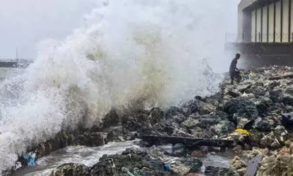 டிட்வா புயலால் விமான சேவைகள் பாதிப்பு; 3 நாட்களாக இலங்கையில் சிக்கித் தவிக்கும் 300 இந்தியர்கள்